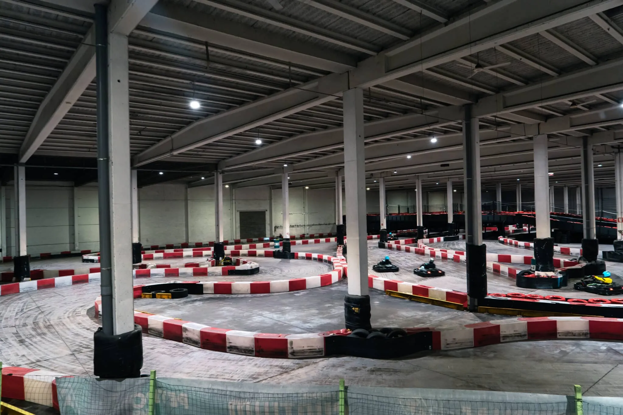 Vue du deuxième niveau du circuit, Green Power Kart, Charleroi.
