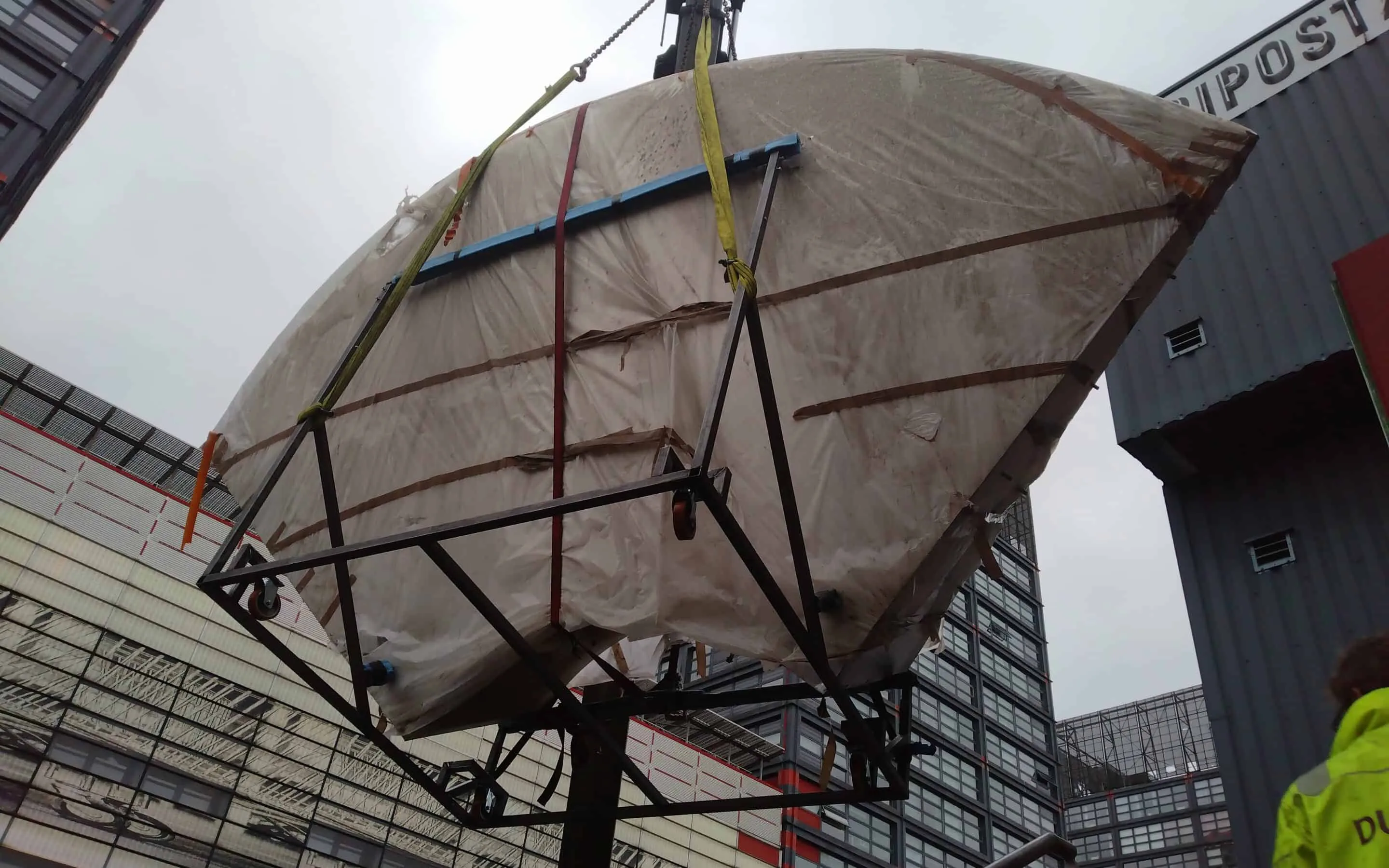UFO sculpture assembly, Tripostal de Lille.
